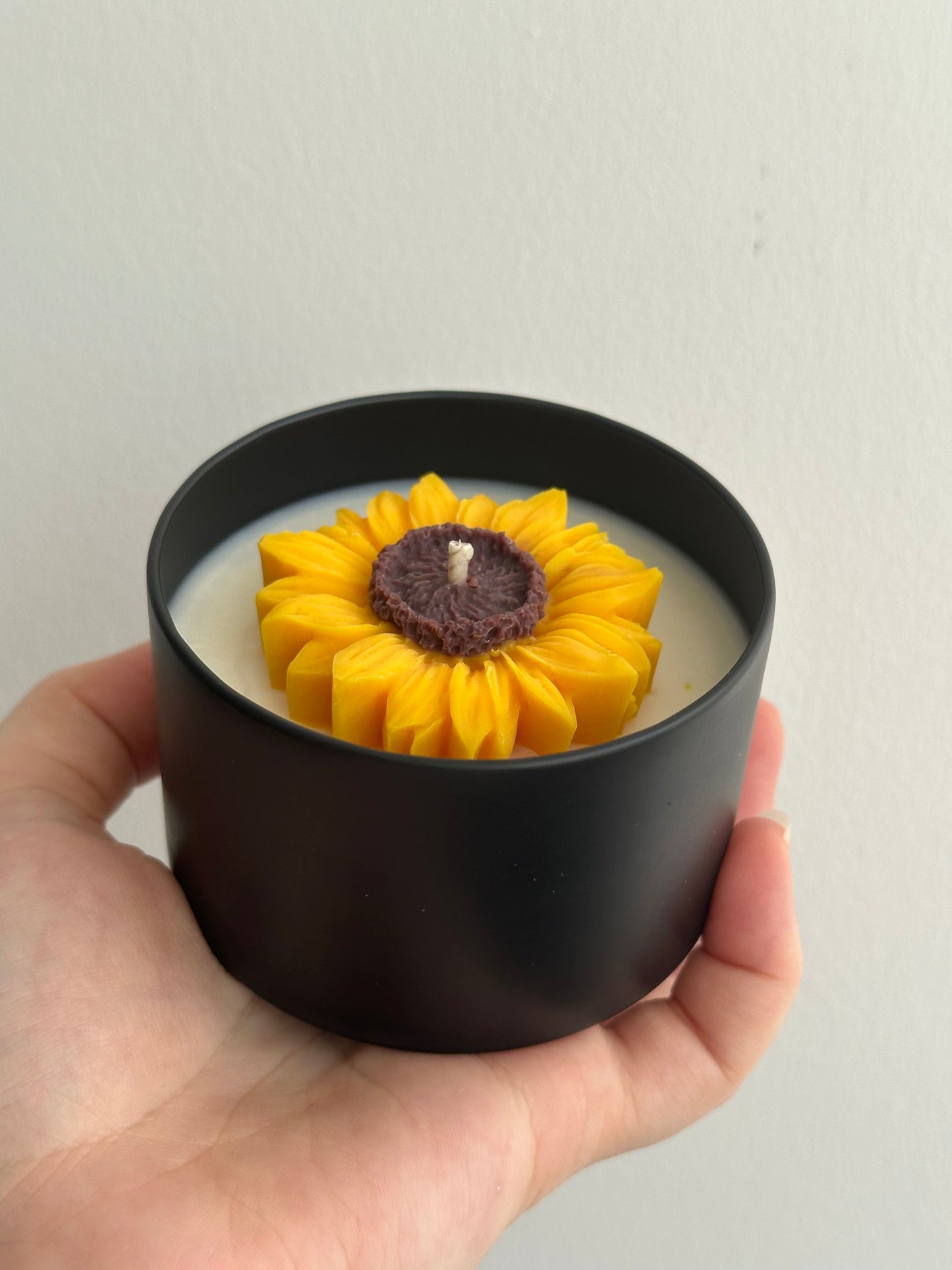Sunflower candle | 200ml | black tin