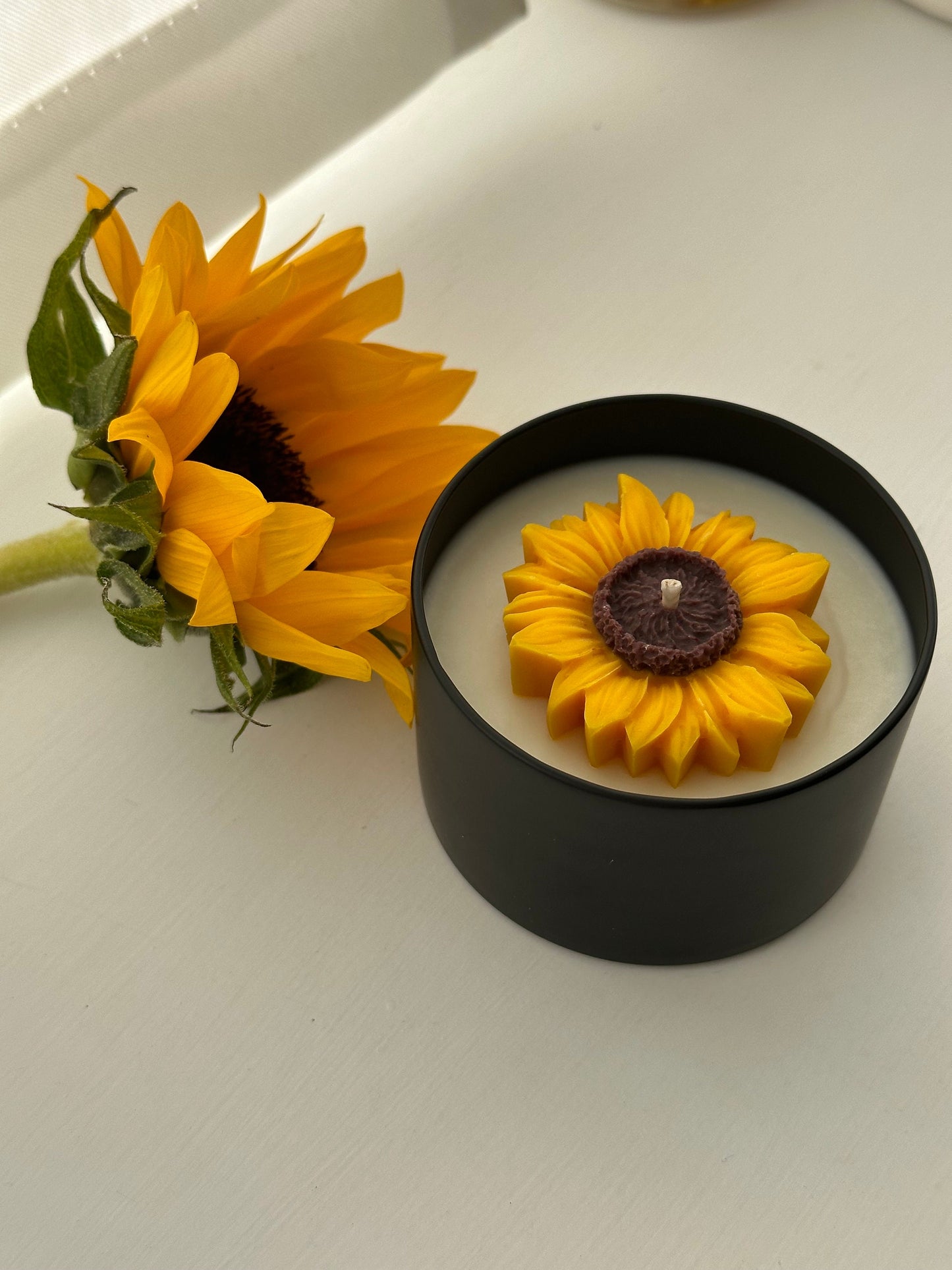 Sunflower candle | 200ml | black tin